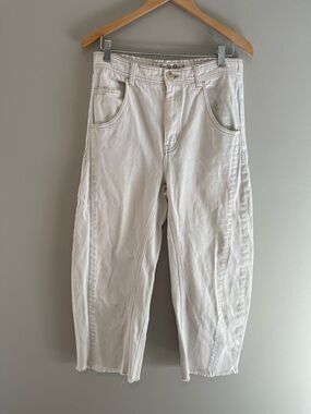 We The Free Extreme Barrel Jeans Ecru
FREE PEOPLE Size 28 Frayed Hem OB1260716